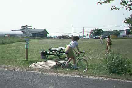 Access to ice cream shop from bicycle path (12 KB JPEG)