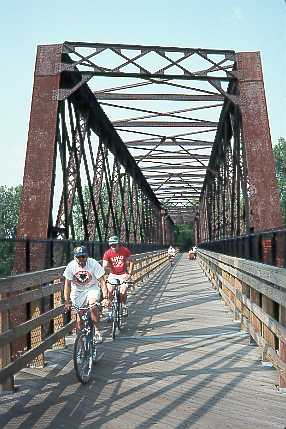 Connecticut River bridge on Norwottuck path (26 KB JPEG)